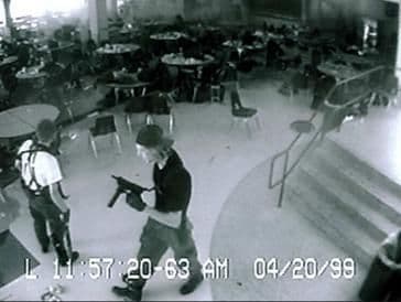 Kamerový záznam, zdroj: Columbine_Shooting_Security_Camera.jpg