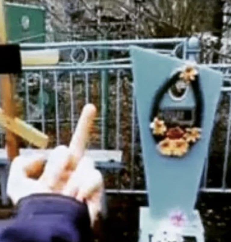 Fotka Dnepropetrovských maniakov pred hrobom jednej z ich obetí, zdroj: X