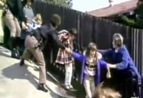 Evakuácia detí z miesta činu, zdroj: Daily Mail